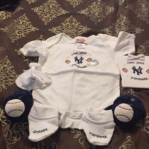 SOLD-Cute little Yankee Set
